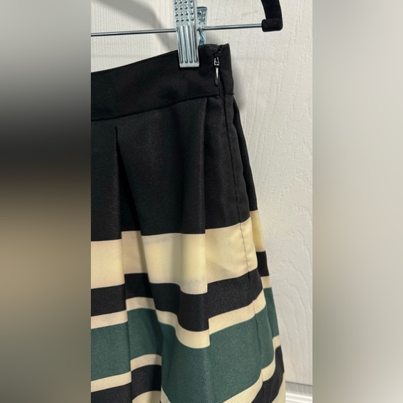 Venus Black, Cream & Green Striped Pleated Skirt Side Zipper Hook Closure Size 8 - Picture 2 of 6